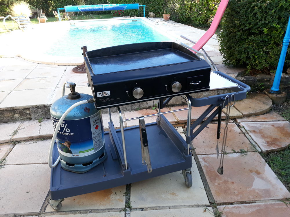 barbe cu gaz deux feux avec meuble a roulette dessus fonte. Jardin