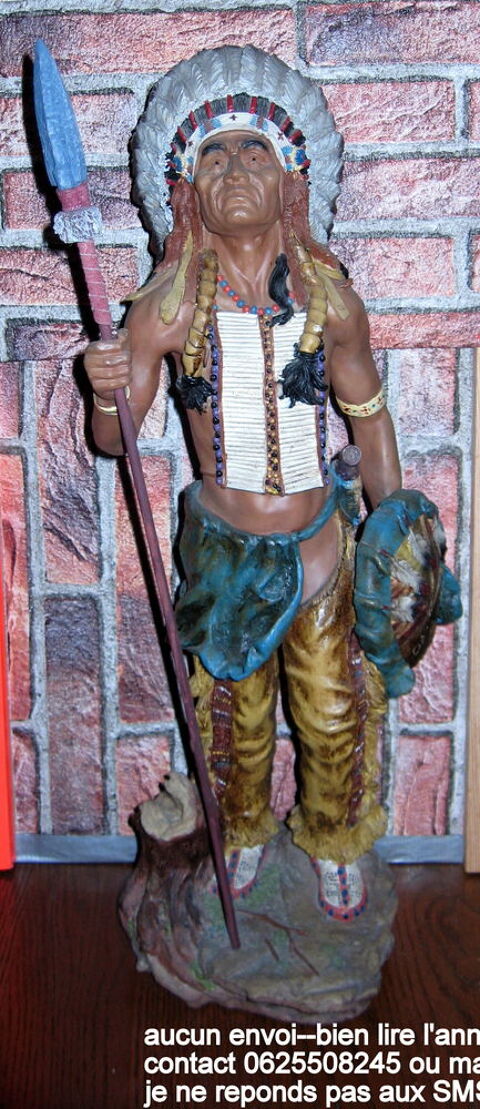 3 grandes statues d'indien. Wattrelos (59)
