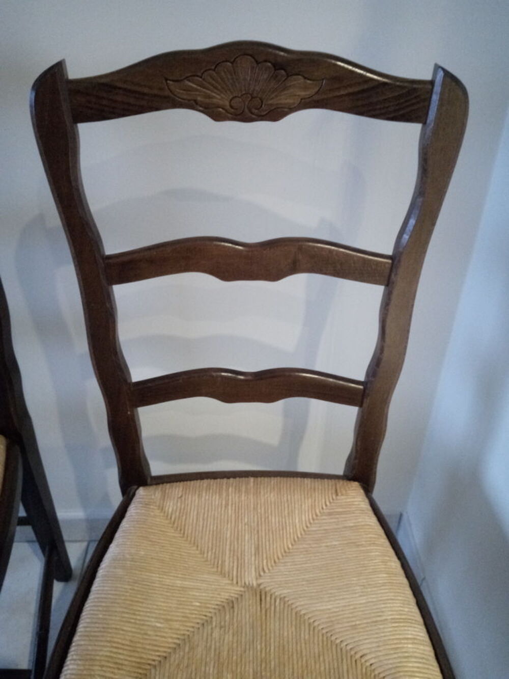 2 chaises en paille et bois sculpt&eacute; Meubles