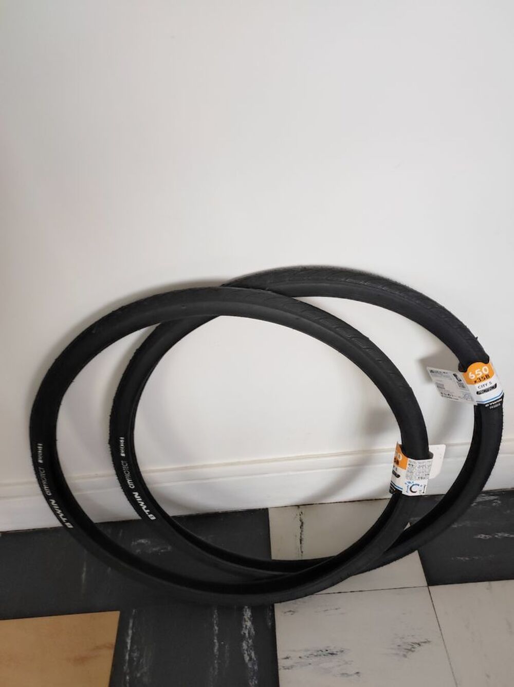 2 pneus v&eacute;lo neuf saint Etienne uniquement Vélos