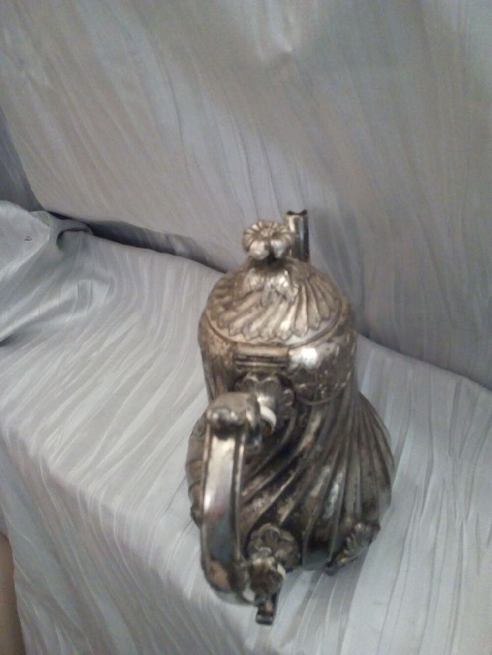 Th&eacute;i&egrave;re ancienne de style Louis XV en m&eacute;tal argent&eacute; 