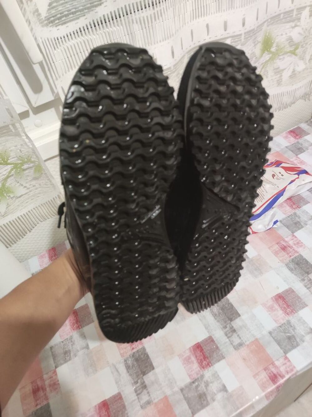 Je une paire de baskets adidas au prix de 45 € presque Chaussures
