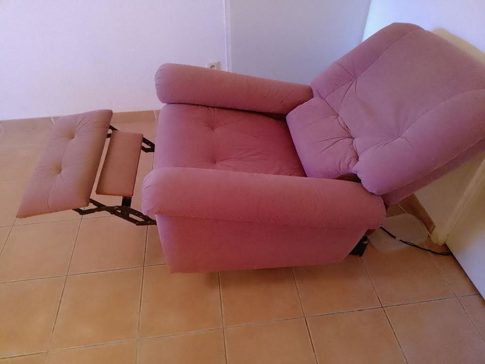 climatiseur mobile avec split et divers mobiliers
Meubles