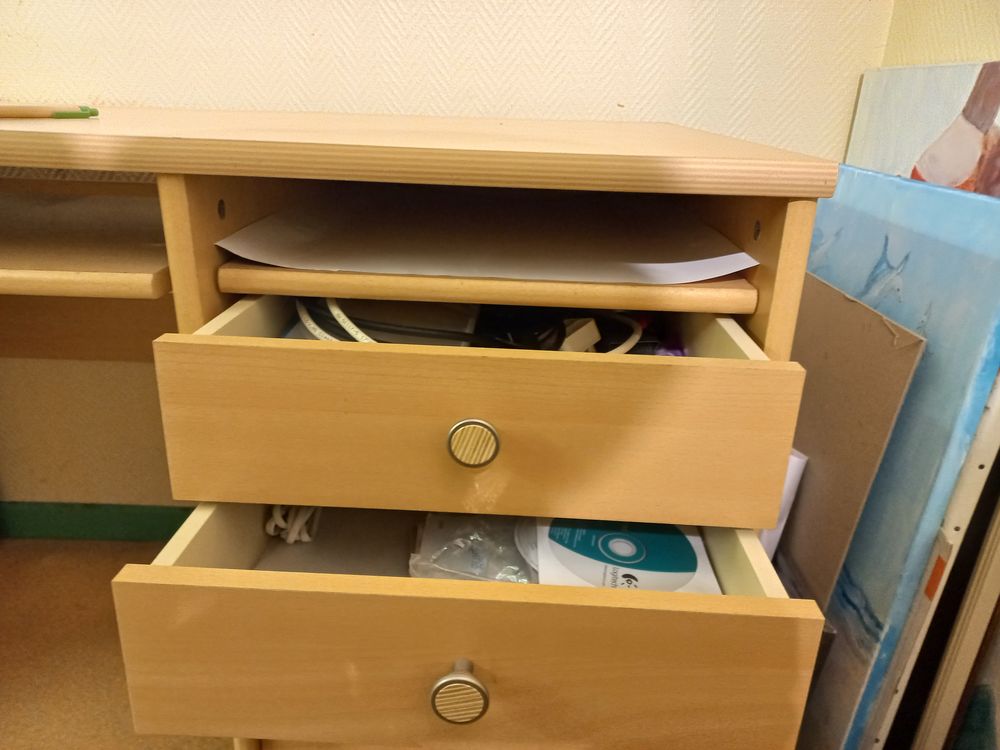 Bureau d'angle en trois parties. Meubles