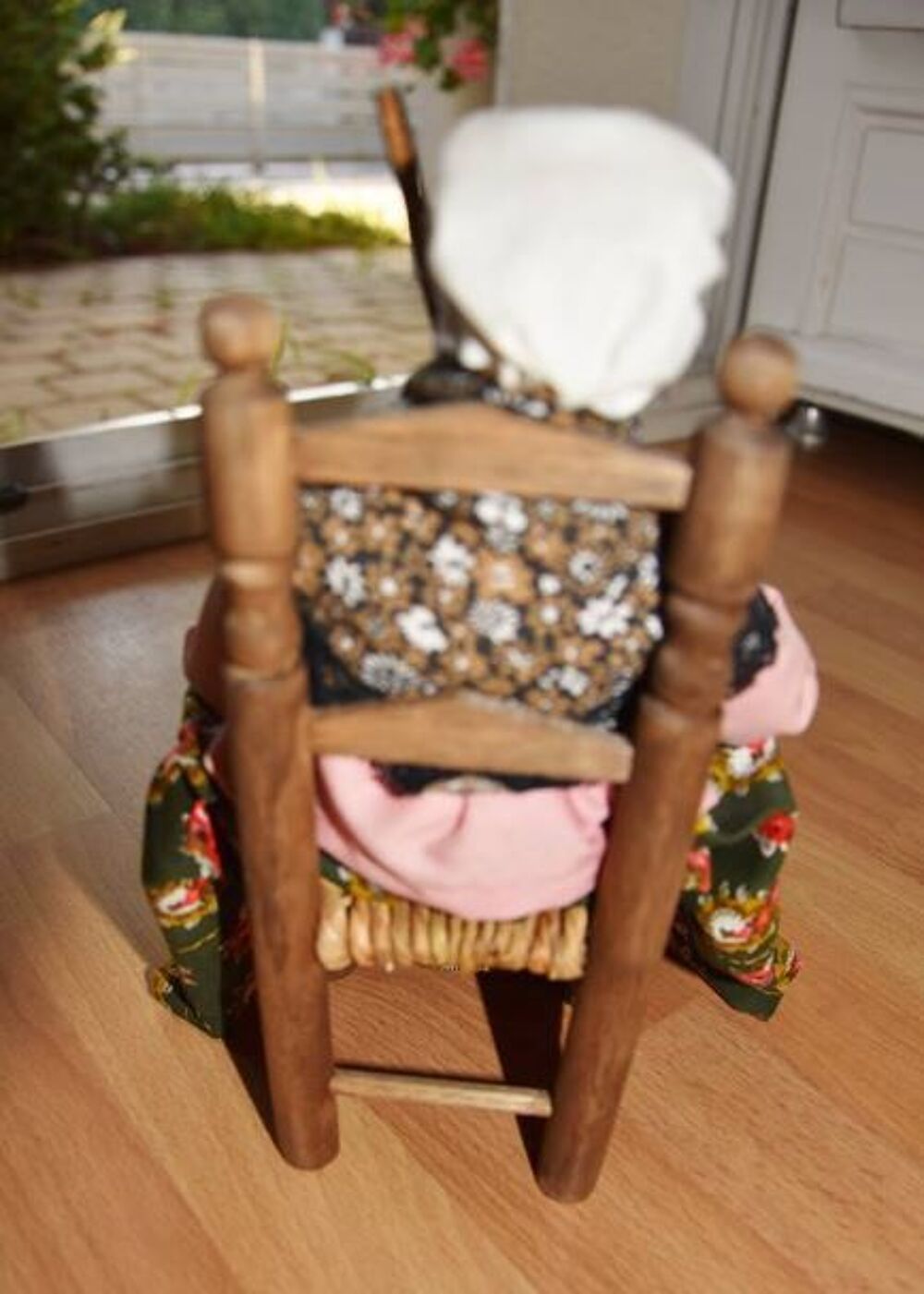 Artisanat Dordogne. Poup&eacute;e argile sur sa chaise. Décoration