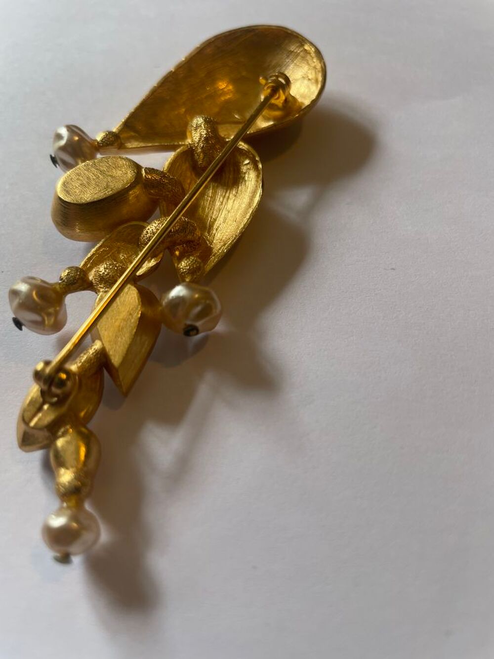 Broche &eacute;pi dor&eacute; GM strass crystal ANTIGONA Bijoux et montres
