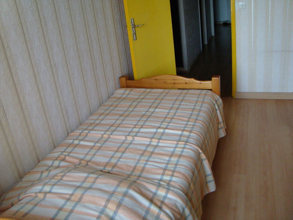LIT 1 PLACE EN PIN AVEC MATELAS ET SOMMIER Meubles