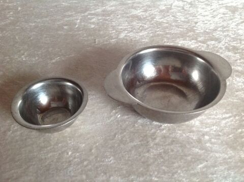 DEUX PETITES COUPELLES ANCIENNES EN INOX Envoi Possible
2 Tr�gunc (29)