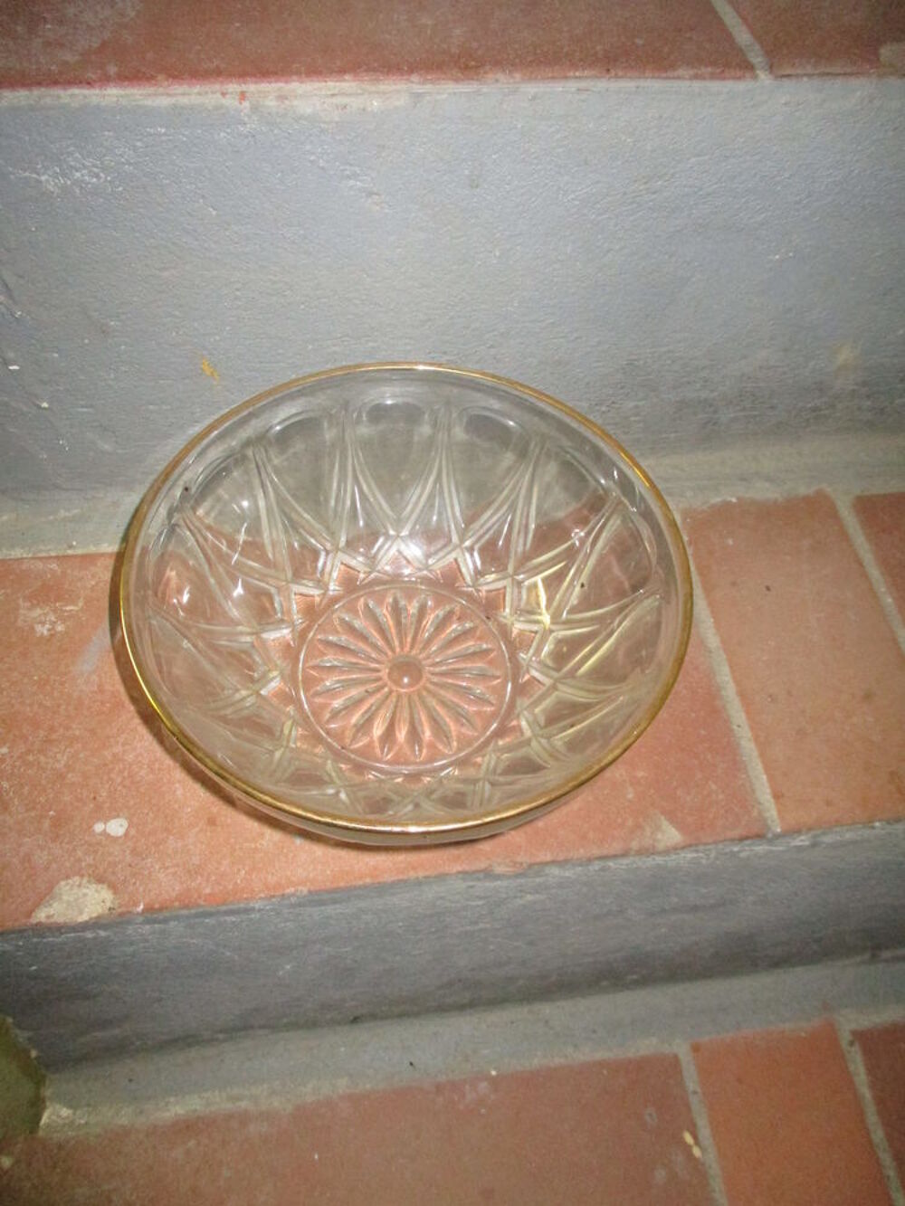 Plat ou saladier en pyrex et dorure sur le tour avec motifs Décoration