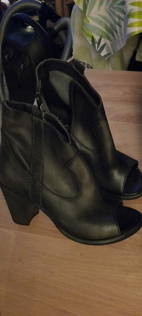 Bottines cuir noire marque italienne ouvertes sur le devant. 60 Toulon (83)
