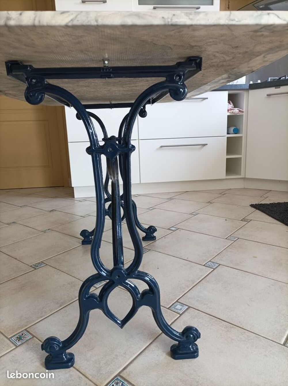 Table tonneau pi&eacute;tement fonte dessus marbre Meubles
