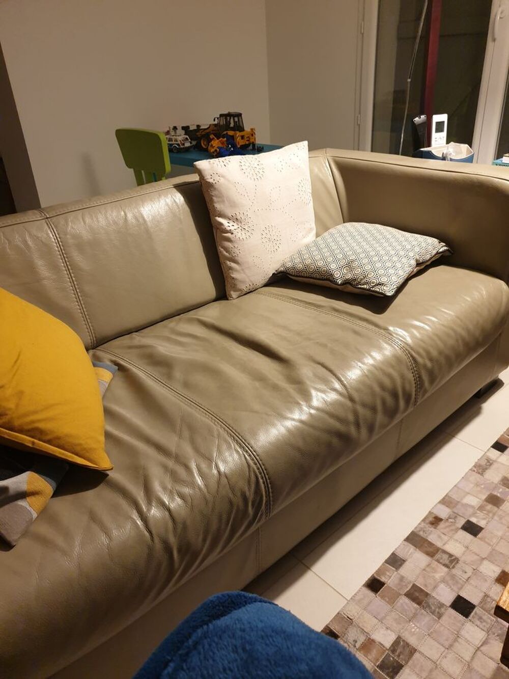 Lot de 2 canap&eacute;s en cuir de 2.5 chaque Meubles
