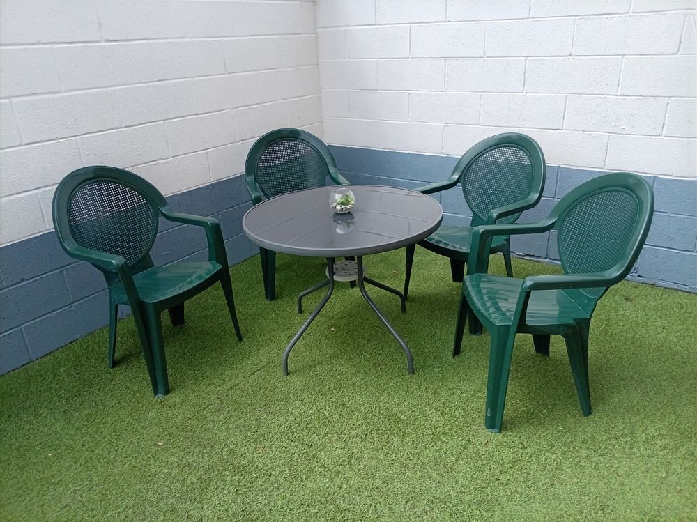 ensemble de jardin une table ronde &amp; 4 fauteuils. Meubles
