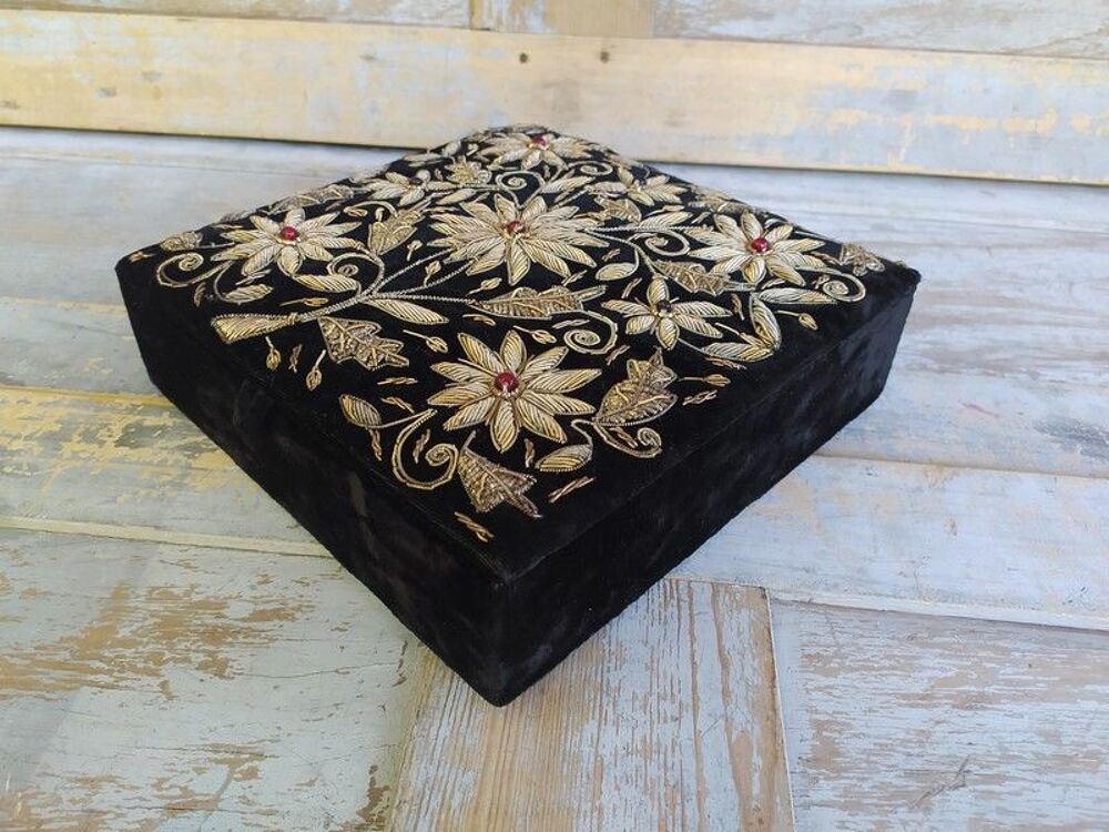 Ancienne Boite en Velours Noir et Broderie M&eacute;tal Mercerie
Décoration