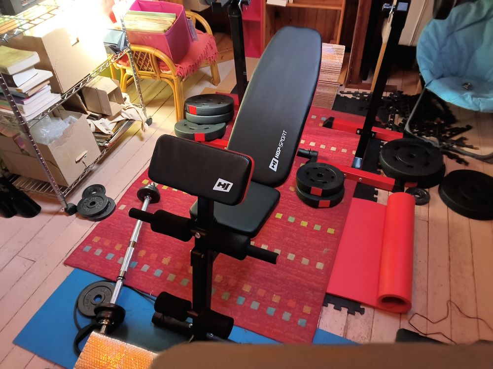 banc muscu + chandelles + barres + 90 kgs poids Sports