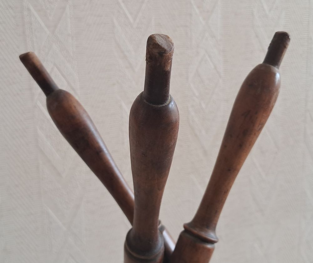 ancien trepied vintage en bois tourn&eacute; 
Décoration