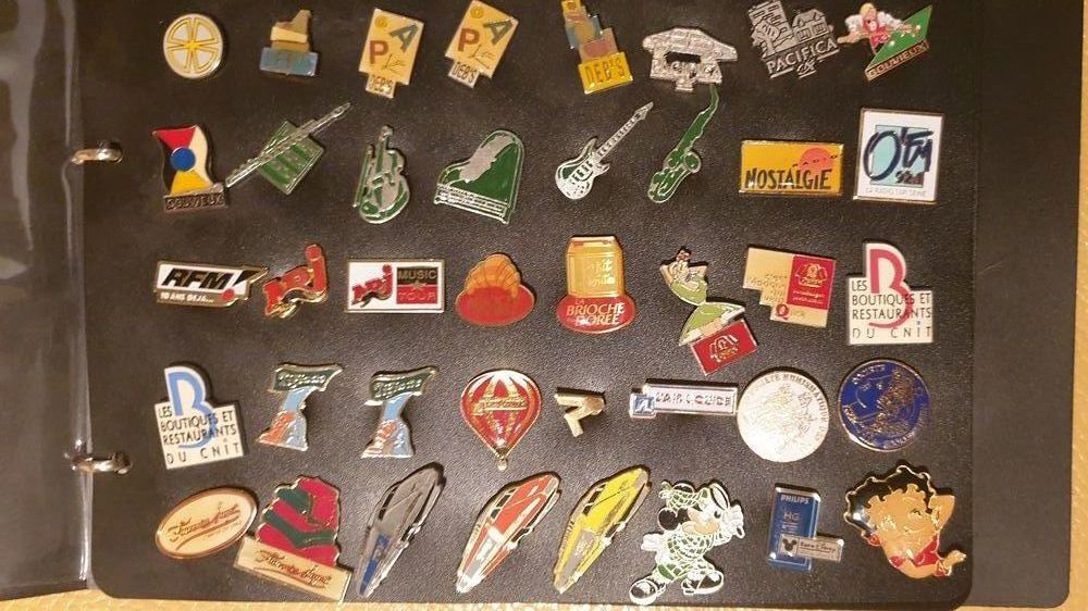 Classeur d'une collection de Pins (176) 