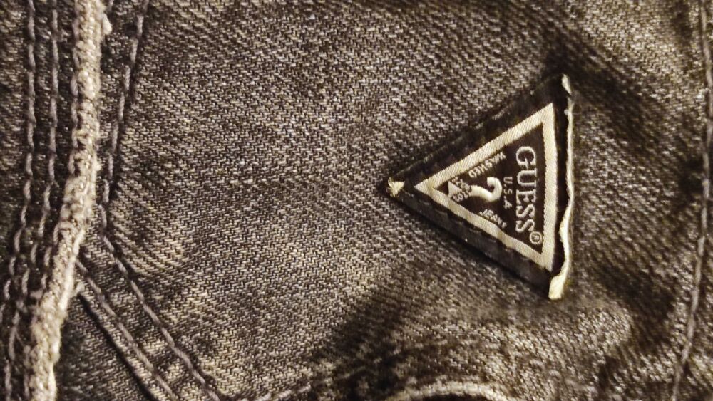 Jean vintage en tr&egrave;s bon &eacute;tat. GUESS taille 36 US. Vêtements