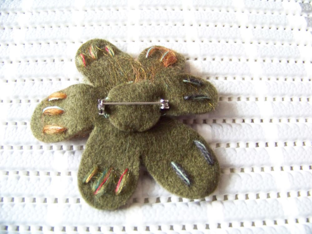 Broche feutrine	 Bijoux et montres