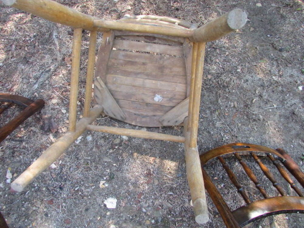 lot de 4 chaises bois anciennes diff&eacute;rentes conceptions Meubles