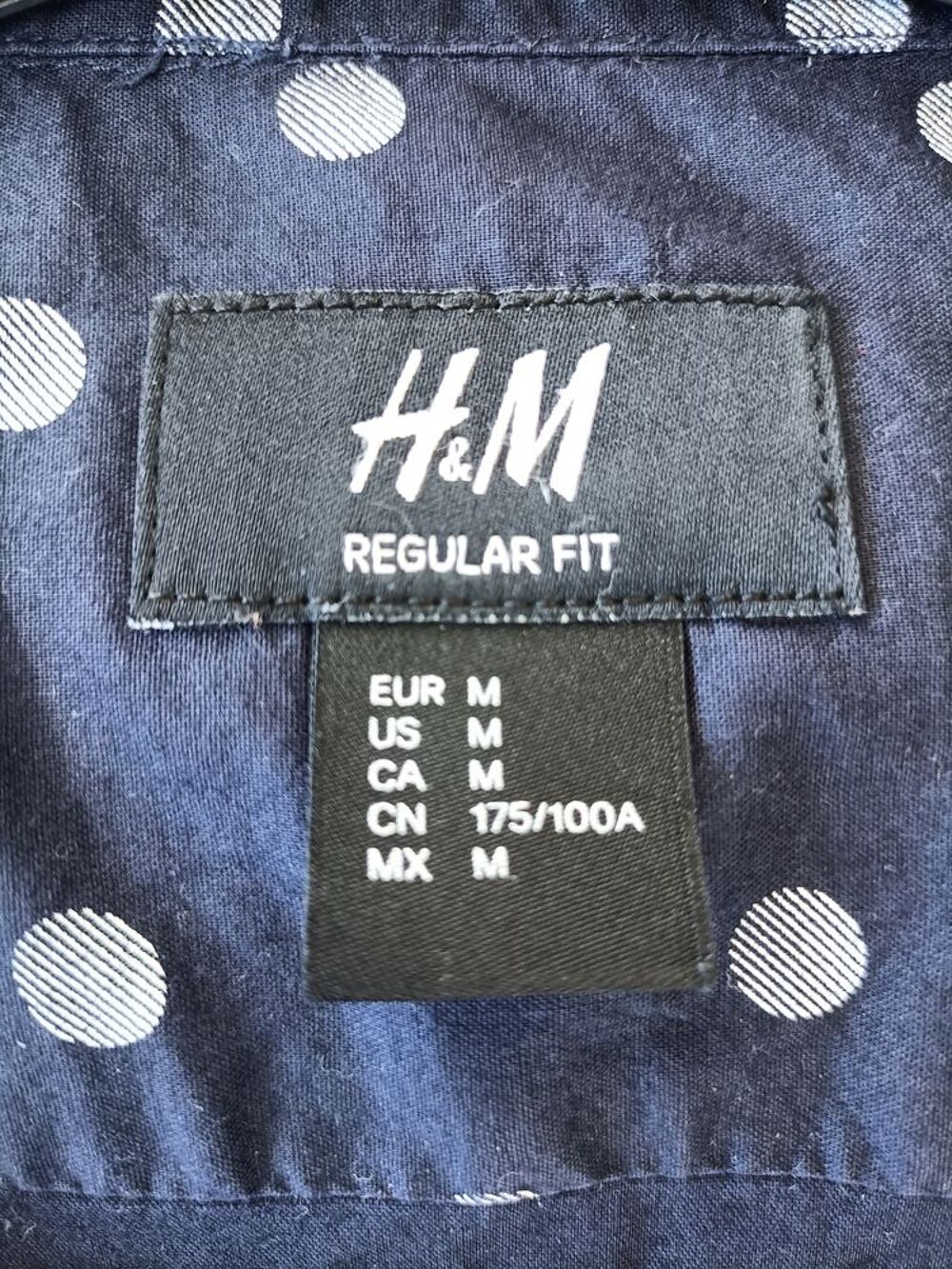 Chemise H&amp;M &agrave; pois bleu marine, Regular Fit, neuve, taille M Vêtements