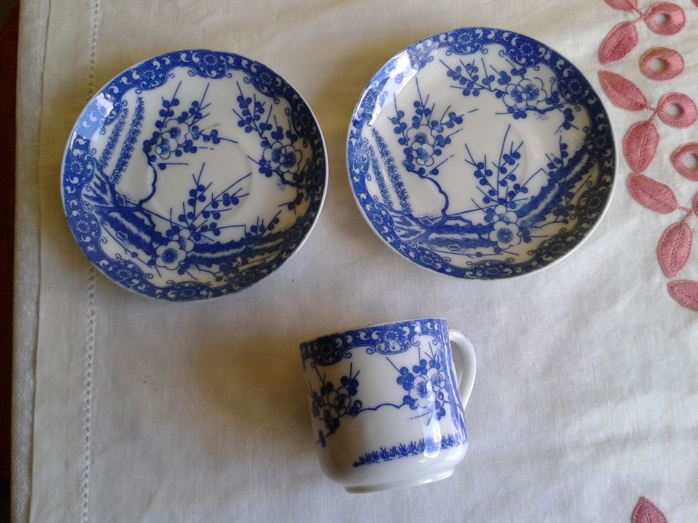 Tasse + 2 soucoupes en porcelaine japonaise ancienne Cuisine