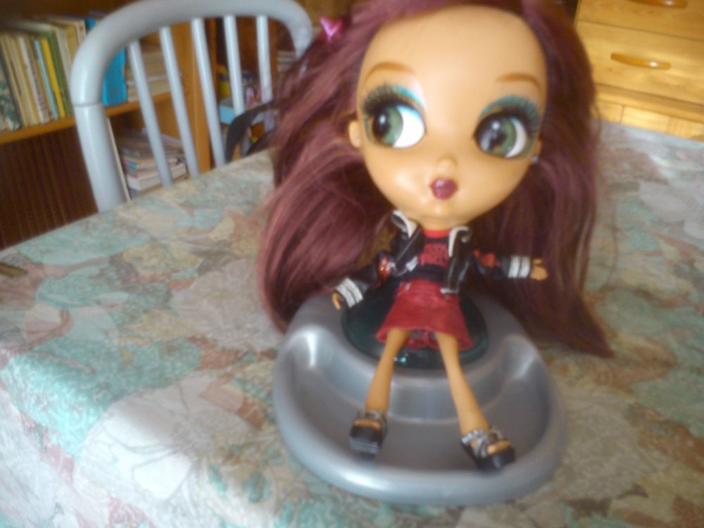 Poup&eacute;e sur socle Jeux / jouets