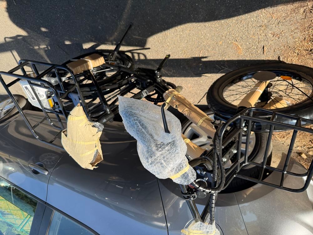 V&eacute;lo cargo noir avec porte-bagages avant et arri&egrave;re Vélos