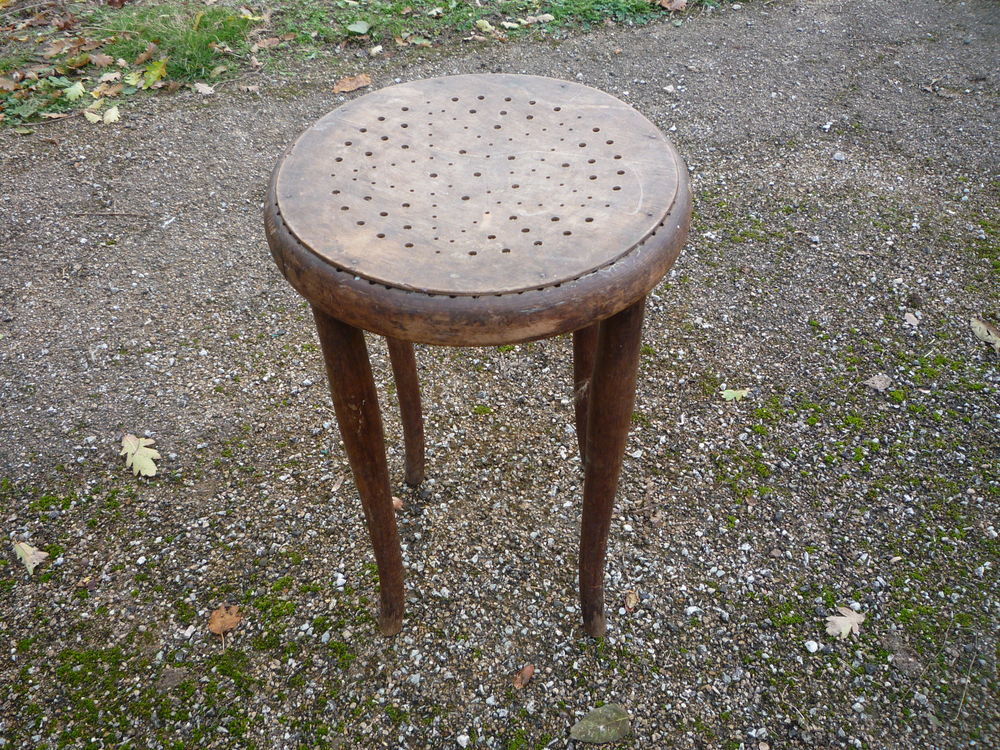 Tabouret Thonet
diam&egrave;tre 35cm
h 55cm 