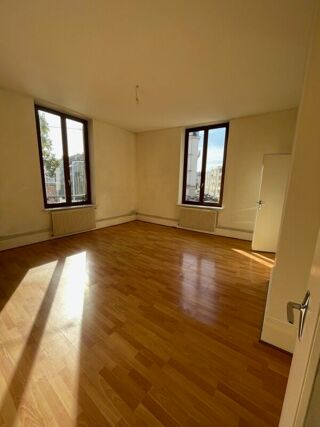  Appartement à louer 3 pièces 77 m²