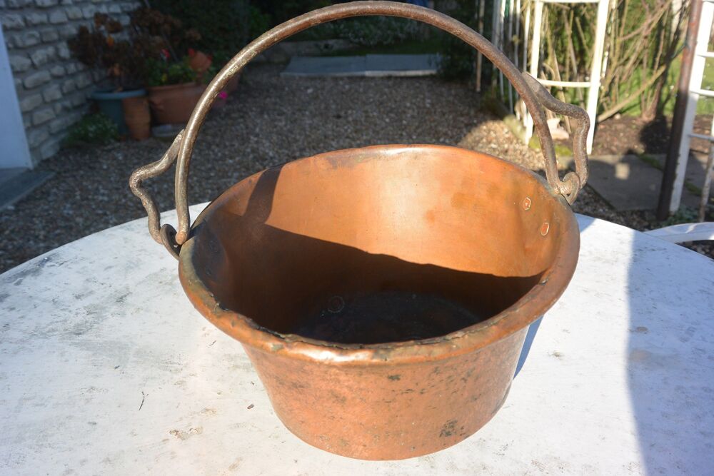 Ancien chaudron en cuivre martel&eacute; fin XIX&egrave;me
Jardin