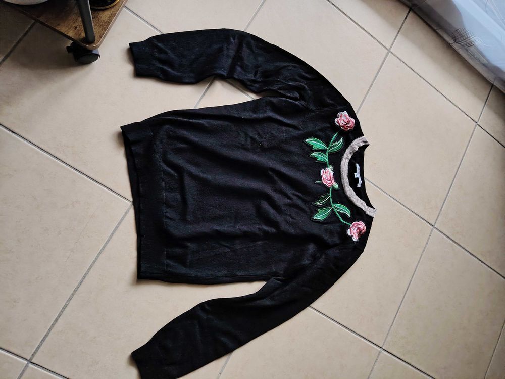 pull noir avec col brod&eacute; taille XS Vêtements