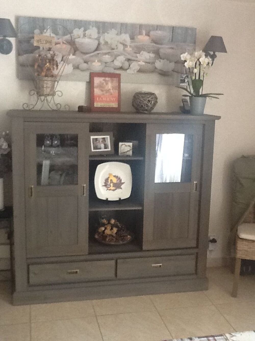  meuble de couleur gris avec vitrine Meubles