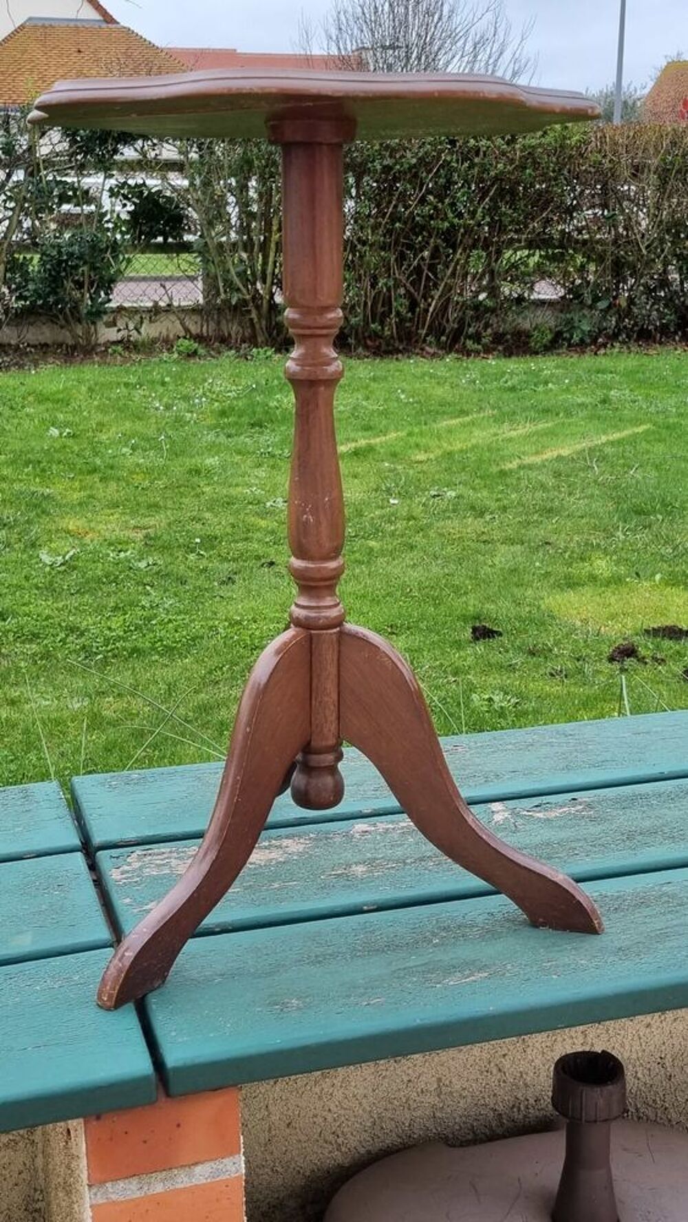 GUERIDONS EN BOIS TROIS PIEDS Meubles