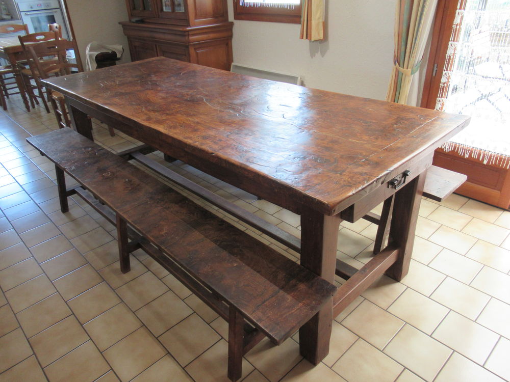TABLE DE MONASTERE EN BOIS DE NOYER MASSIF . Meubles
