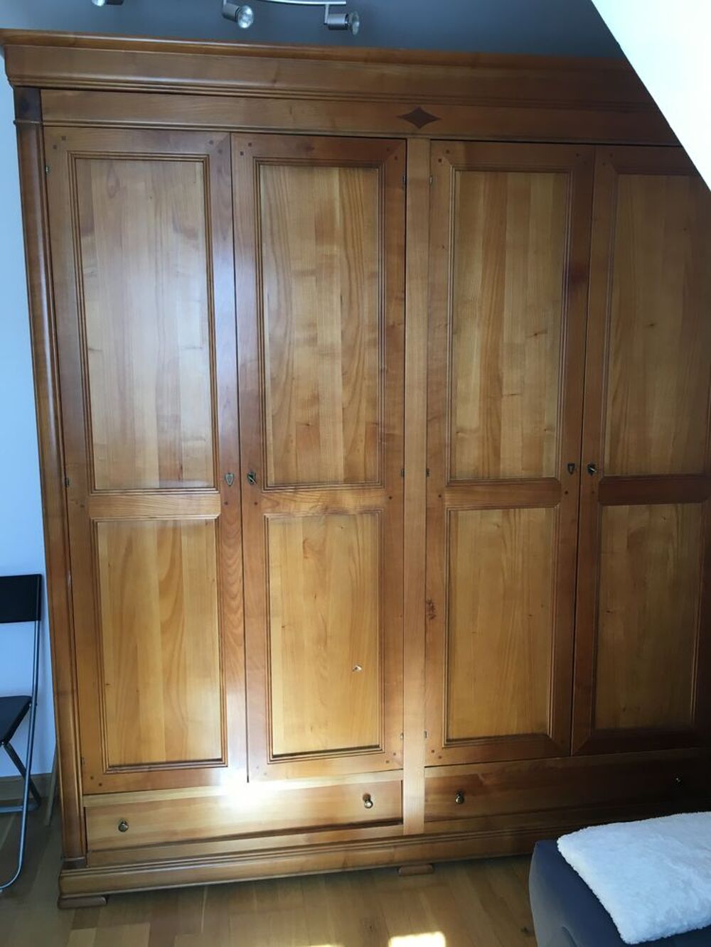 Armoire noyer massif marquet&eacute;e enti&egrave;rement chevill&eacute;e Meubles