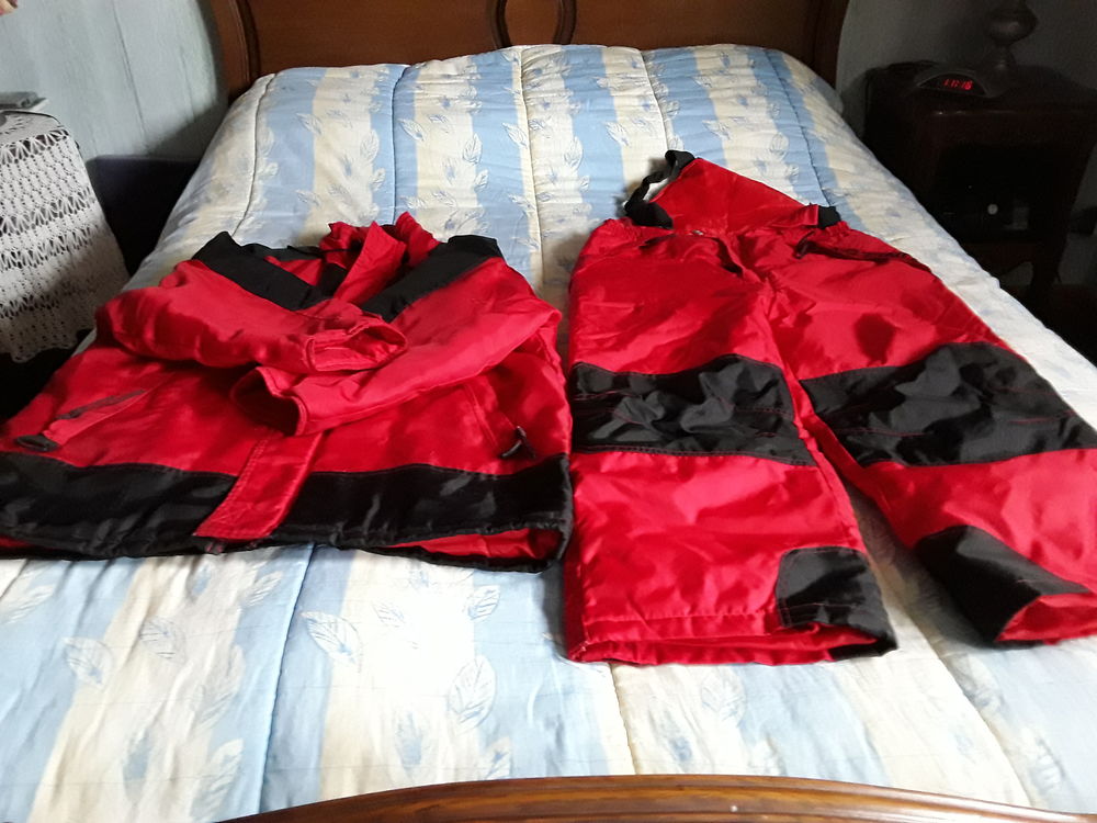 ENSEMBLE DE SKIS POUR HOMME ( VESTE + SALOPETTE )
Sports