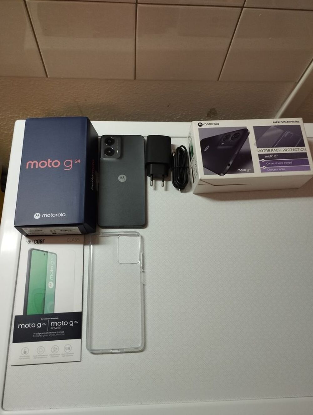 Pack Smartphone Motorola G 24 &eacute;tat neuf. 8 GB de Ram. Téléphones et tablettes