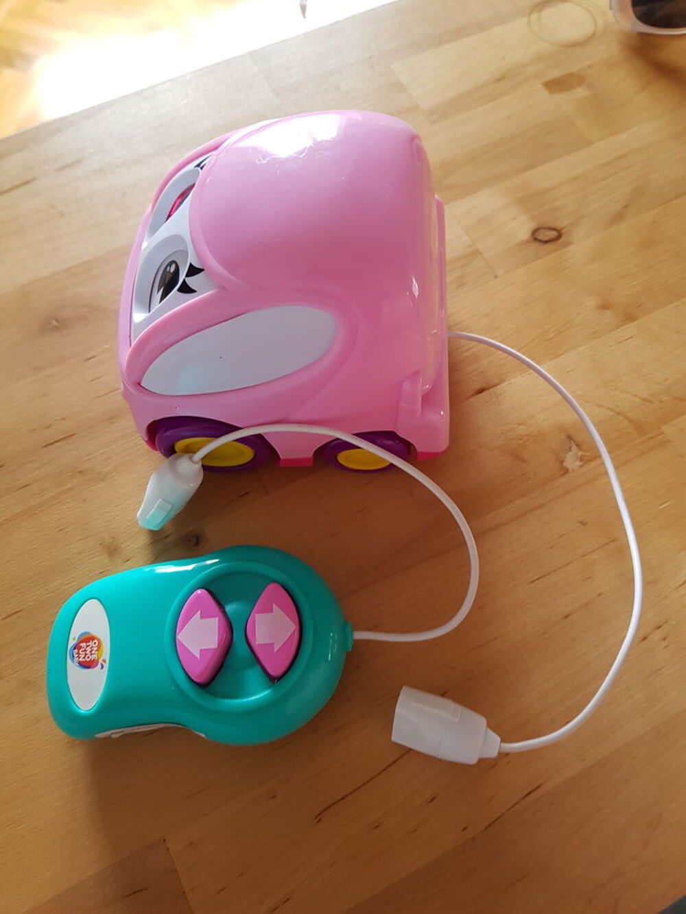Petite voiture t&eacute;l&eacute;command&eacute;e &agrave; fil Jeux / jouets
