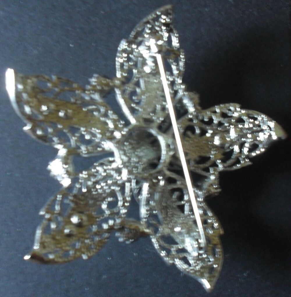Broche en forme de fleur, Poids: 24 grammes,Diam&egrave;tre: 6 cm. Bijoux et montres