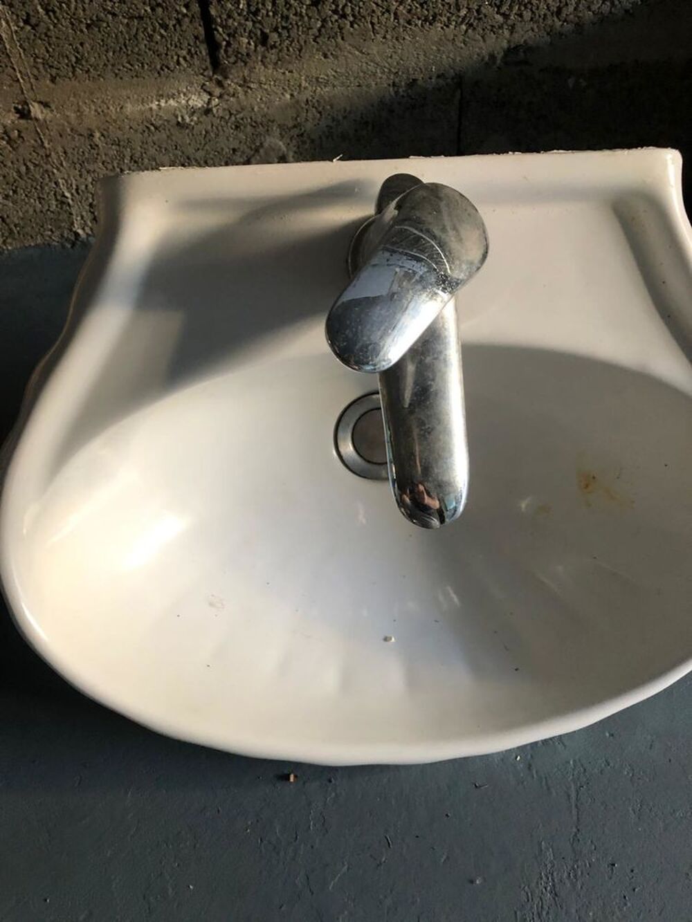 Petite vasque et robinet Electroménager
