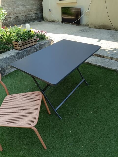 Table de jardin, acier, très bon état, gris 
70-110 cm 40 Alès (30)