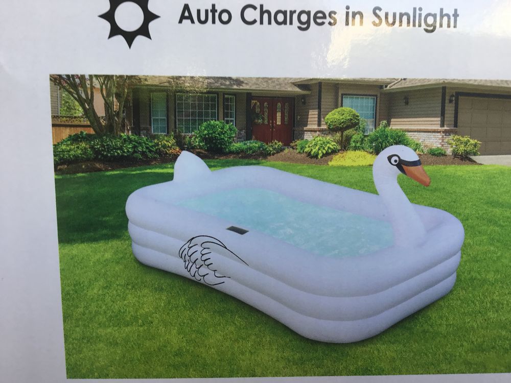 Piscine cygne lumineuse solaire cause double emplois. Jardin