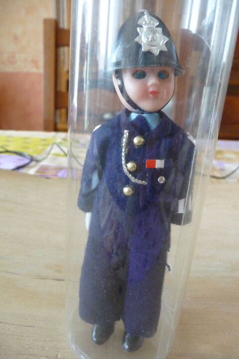 POUPEE BOBBY ANGLAIS DE 20 CM DANS BOITE PLASTIQUE 9 Beynost (01)