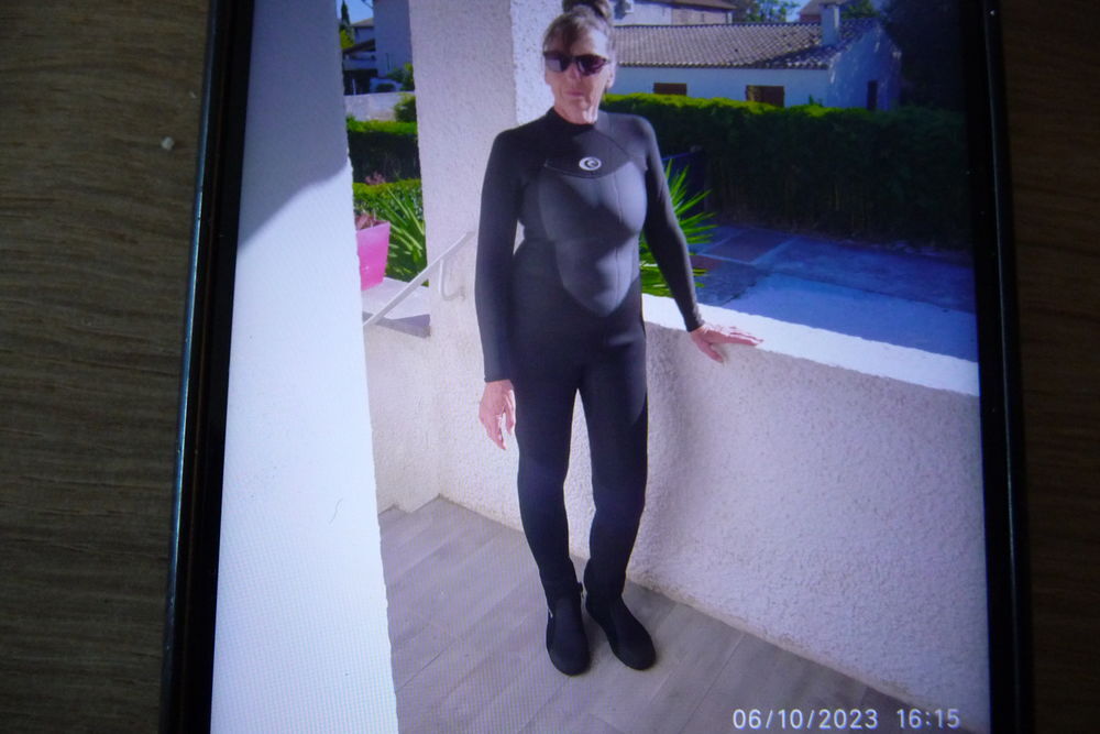 combinaison n&eacute;opr&egrave;ne plong&eacute;e femme 
Sports