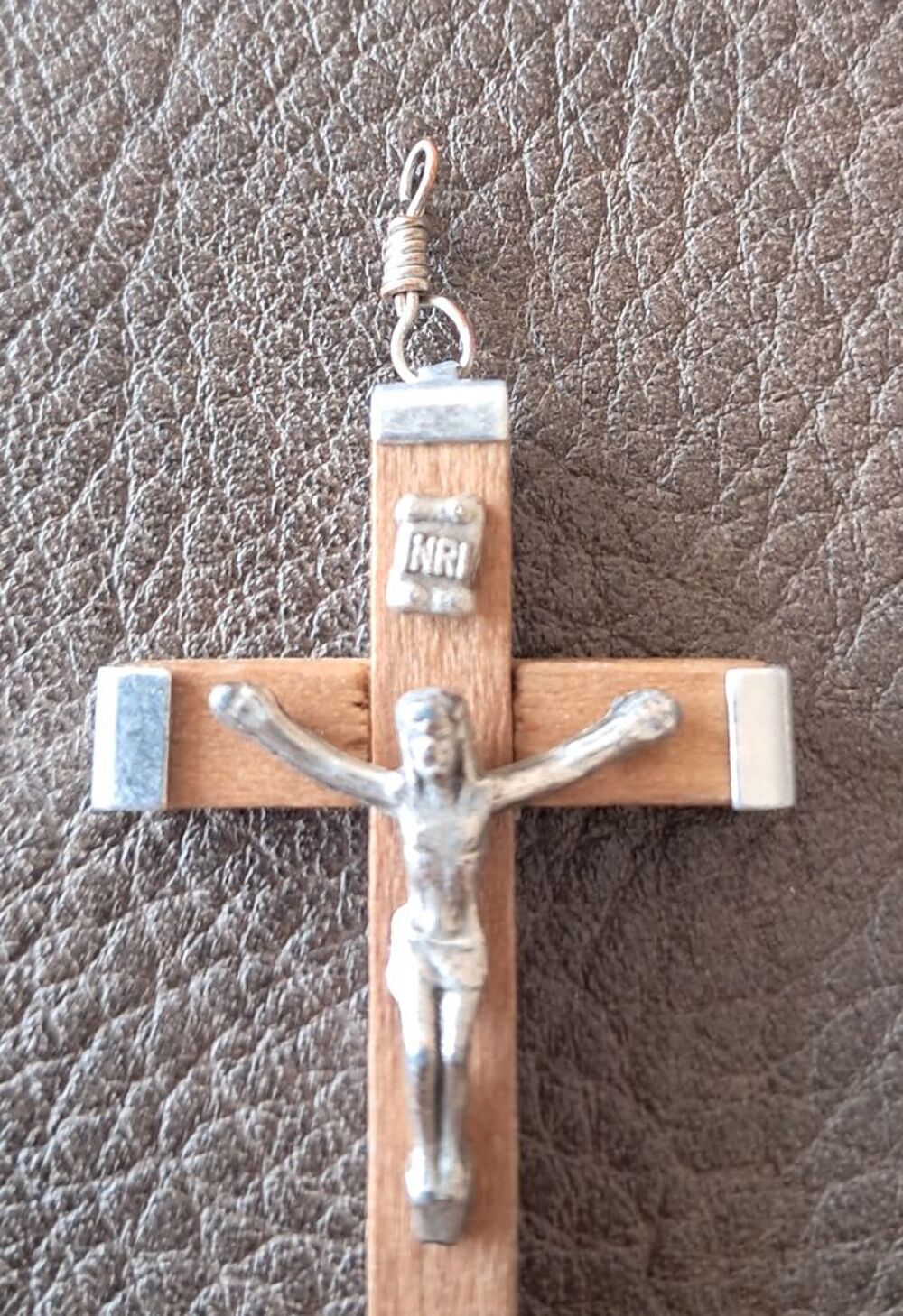 pendentif m&eacute;daillon croix chr&eacute;tienne crucifix avec j&eacute;sus Bijoux et montres