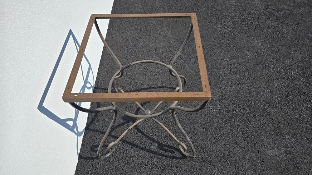 pied de table Meubles