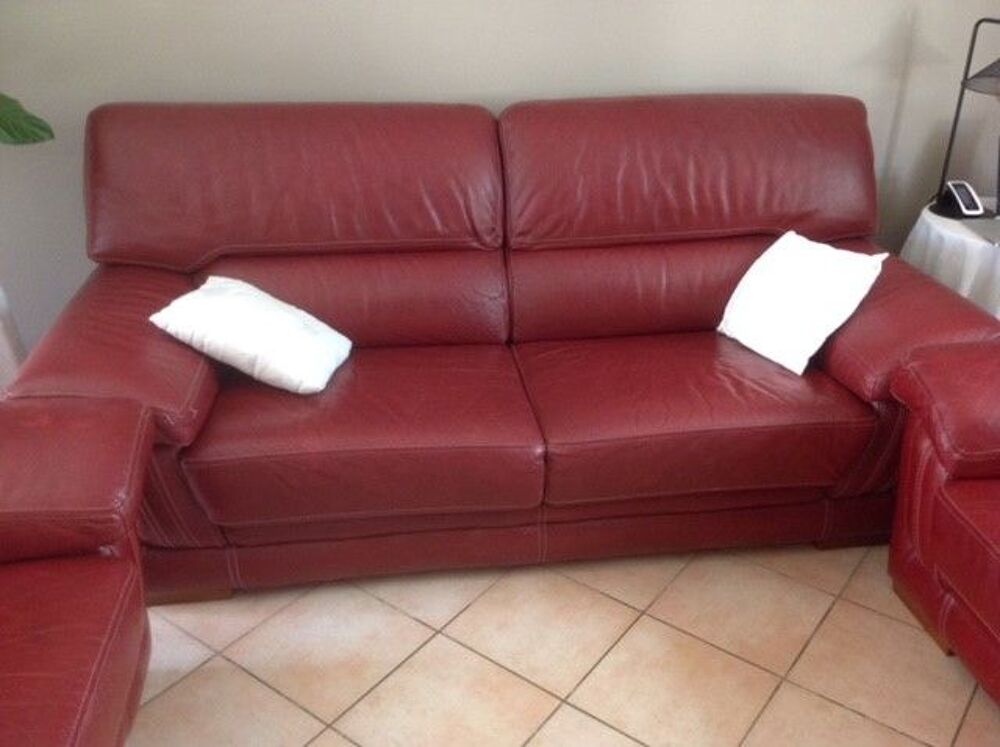 canap&eacute; cuir bordeaux, canap&eacute; plus deux fauteuils. Meubles