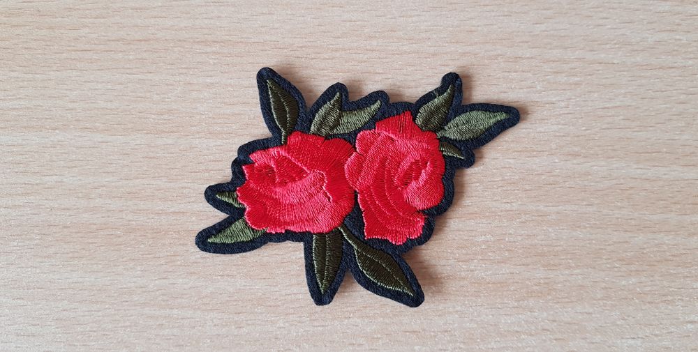 ecusson brod&eacute; petite paire de fleur, roses
8.5x7 cm
Décoration