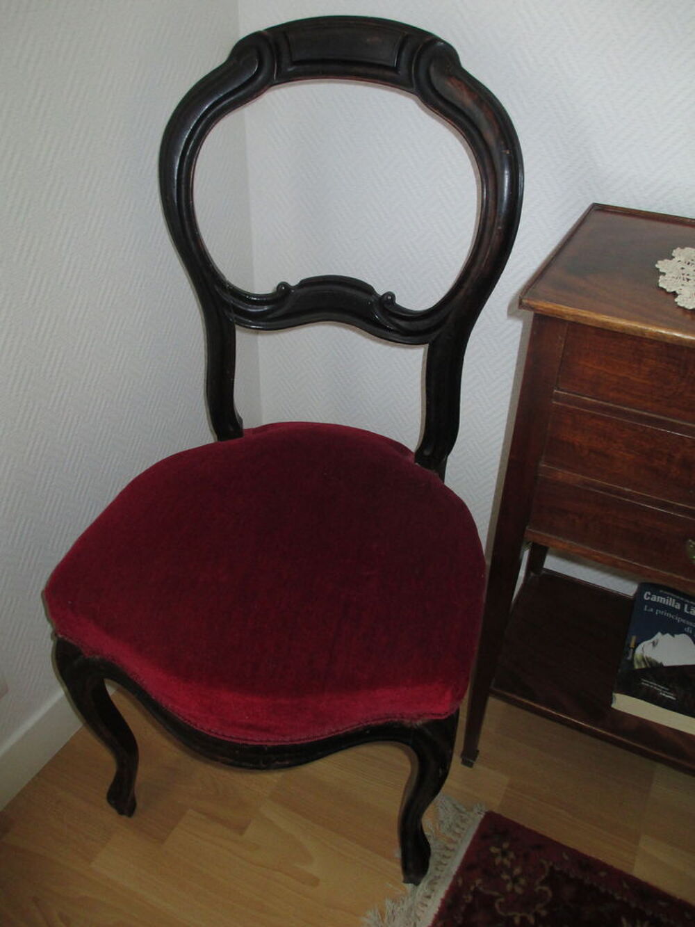 Paire de chaises anciennes bois assise en velours rouge 